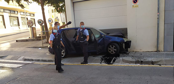 SUCCESSOS: Detenen un home a Esparreguera que va encastar el cotxe en una porta de pàrquing i va fugir 