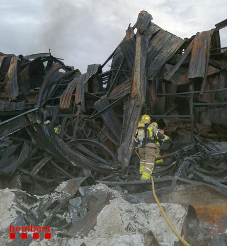 SUCCESSOS: Bombers desplacen dues dotacions després de localitzar un petit conat d’incendi a l’empresa Dallant SA de Sant Feliu