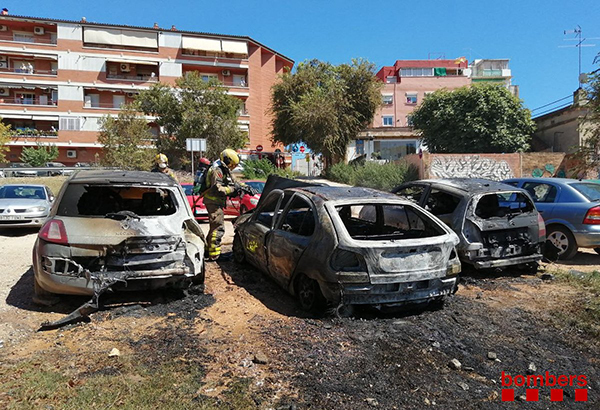  SUCCESSOS: Cremen tres vehicles en un incendi a Esplugues de Llobregat