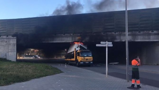 SUCCESSOS: Espectacular incendi d’un camió a Sant Joan Despí
