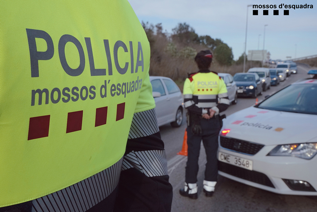 Uns 5.000 agents dels Mossos d'Esquadra tindran a partir de demà i en els propers quinze dies com a 'dedicació exclusiva' garantir, al costat de les policies locals, el tancament del perímetre de Catalunya i durant els caps de setmana de cada municipi