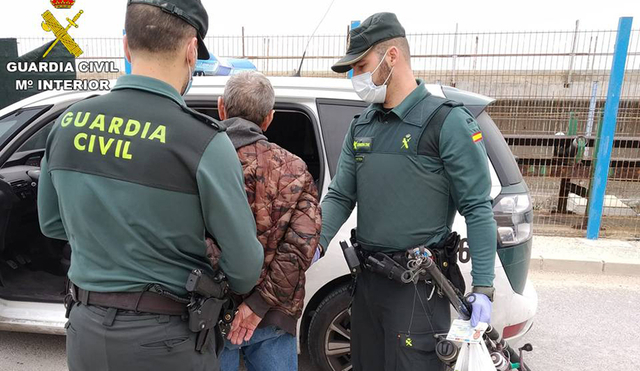 A la persona investigada, un home de 47 anys d'edat i veí de Castelldefels, se li imputa la presumpta comissió d'un delicte d'espoli, encobriment i contraban