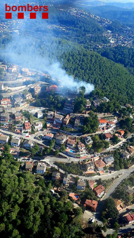SUCCESSOS: Un incendi crema 650 m2 de matolls a Corbera de Llobregat i posa en perill diverses cases