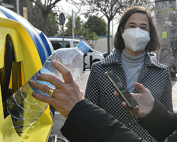MEDI AMBIENT: Esplugues de Llobregat premia per reciclar llaunes i ampolles de plàstic de begudes