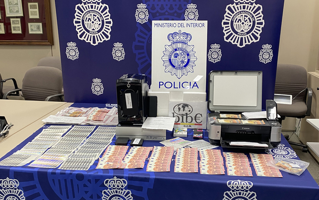 Agents de la Policia Nacional han detingut a un menor per la fabricació i venda de bitllets falsos de 10, 20 i 50 euros a través d'Internet