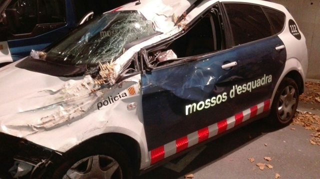 A causa de l'accident, els dos mossos van ser evacuats a una mútua a Sant Cugat de Vallès on els van atendre per policontusions lleus