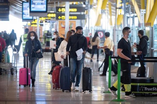Els Mossos d'Esquadra van detectar deu passatgers que intentaven sortir d'Espanya des de l'Aeroport Josep Tarradellas Barcelona-El Prat en un vol a Abu Dhabi amb una PCR falsificada