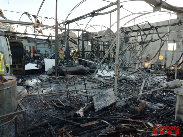 SUCCESSOS: Cremen quatre hivernacles i vint vehicles a Sant Joan Despí