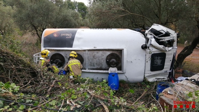 SUCCESSOS: Bolca un camió de gasoil a Cervelló i el seu conductor queda atrapat a la cabina
