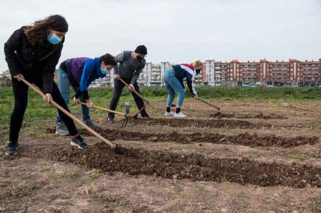 La plataforma veïnal Ni un Pam de Terra va realitzar una acció de reivindicació del valor dels espais agrícoles afectats per la segona fase del pla urbanístic de l'ARE Eixample Sud del Prat de Llobregat