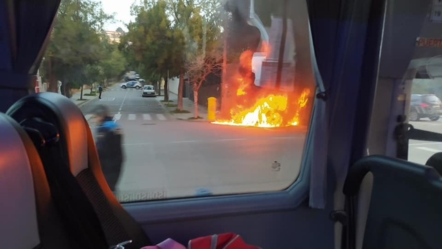 SUCCESSOS: Espectacular incendi de dos vehicles a Esplugues de Llobregat