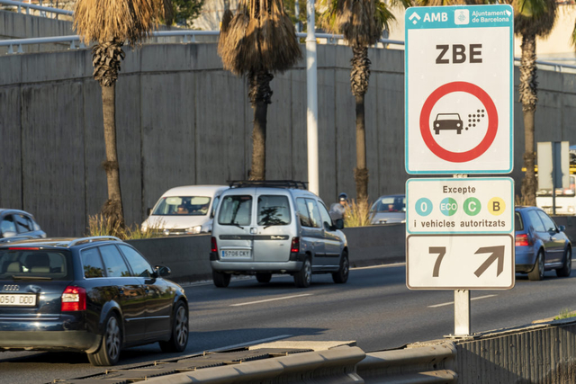  MEDI AMBIENT: Els vehicles que contaminen podran pagar a Correus la taxa de la ZBE