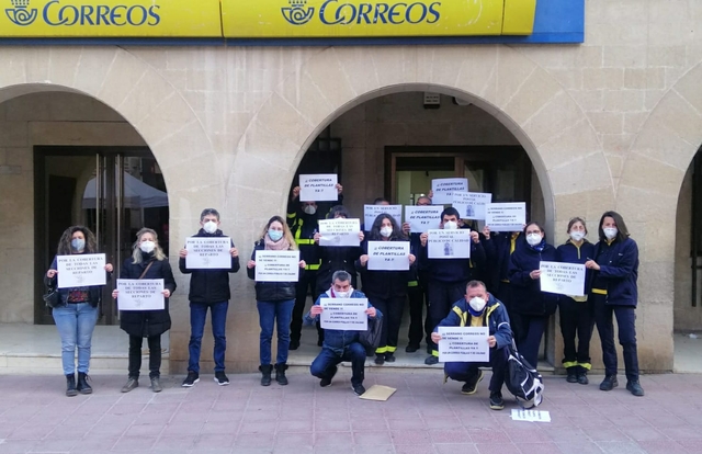ECONOMIA: Protesta dels treballadors de Correos a Sant Esteve Sesrovires contra el trasllat del centre de distribució a Martorell