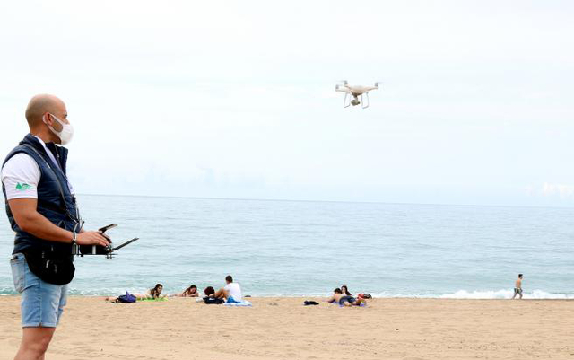 Es preparen vols de paqueteria amb drons a la platja de Castelldefels