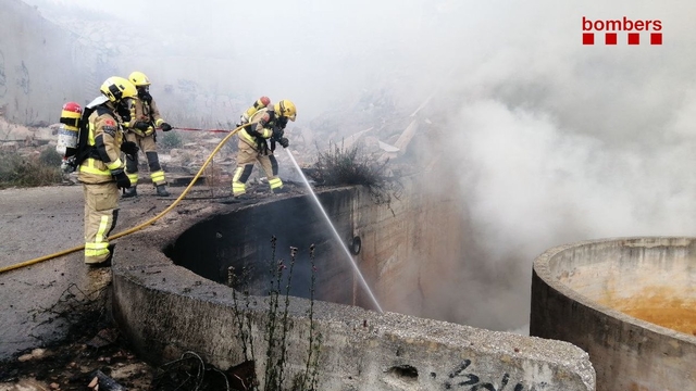 SUCCESSOS: Incendi en un contenidor d’un recinte de naus abandonades a Olesa de Montserrat