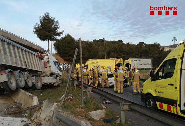  SUCCESSOS: Un camió encalça un vehicle a la C-32 a Castelldefels