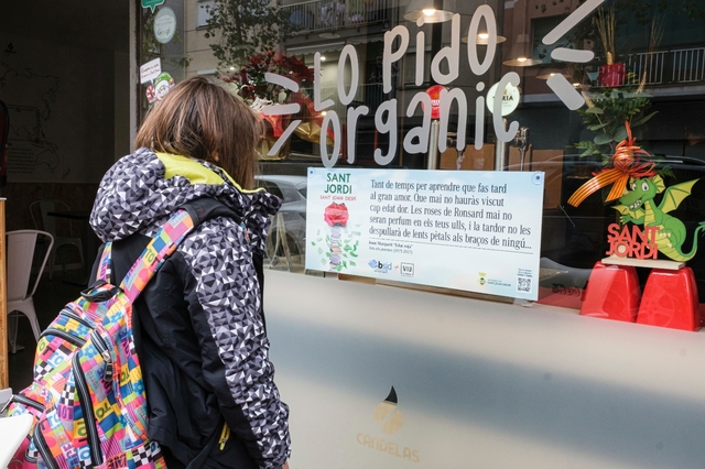 CULTURA: Més de 140 comerços de Sant Joan Despí omplen els seus aparadors de poesia per celebrar Sant Jordi 