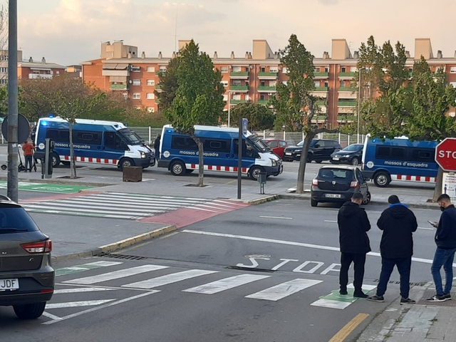 SUCCESSOS: La Policia Local de Sant Andreu els Mossos desallotgen més de 200 persones que bevien a l'esplanada del mercat setmanal