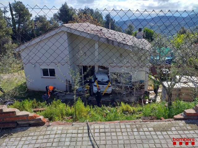 SUCCESSOS: Una dona encasta el seu cotxe contra una casa a Vallirana