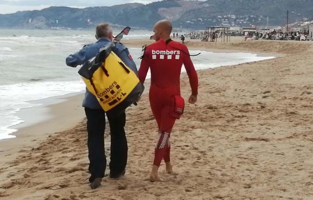 Rescaten un kitesurfista a la platja de Castelldefels
