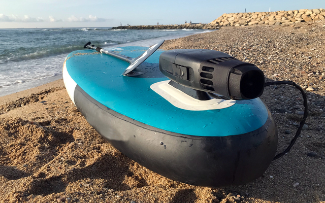 Primer propulsor elèctric portàtil i acoblable a qualsevol embarcació lleugera per a la pràctica d'esports nàutics, com caiac o paddle surf