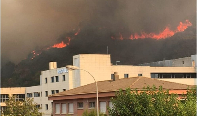 Moment de més intensitat de l'incendi de Castellví de Rosanes i Martorell