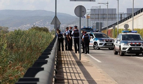 Fonts de la Policia Local han especificat que el cadàver ha estat trobat en una zona boscosa del barri de les Palmeres del Prat de Llobregat, a prop de l'aeroport de Barcelona