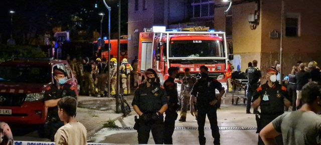 Segons fonts municipals, el foc es va originar al 1r 4a del bloc ubicat al número 22 del carrer de Jaume Duran Duran