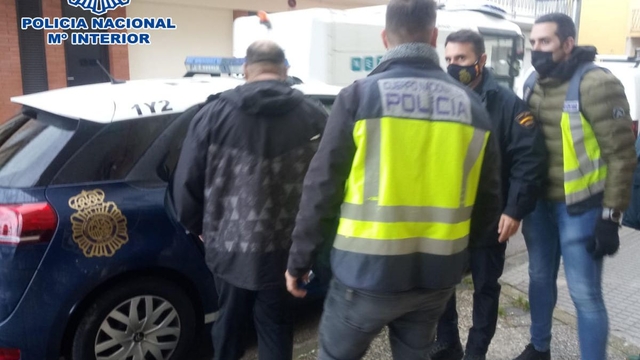 gents de la Policia Nacional han detingut a l'interior d'un concessionari de cotxes al Prat de Llobregat a un fugitiu buscat per l'Audiència Nacional