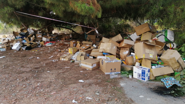 Abocament de residus de material d’oficina en un descampat a Esplugues 
