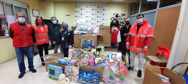 CCOO lliura joguines a la Creu Roja de Cornellà de Llobregat