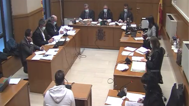 Instantània del judici als quatre homes acusats de violació grupal a una noia a Sant Boi de Llobregat