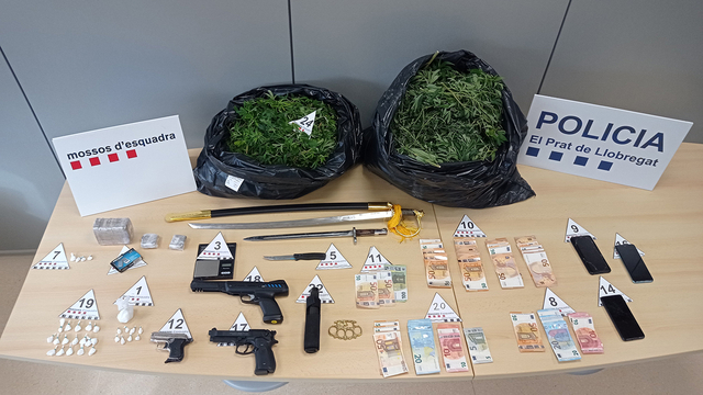 Detenen al Prat tres homes per traficar amb drogues 