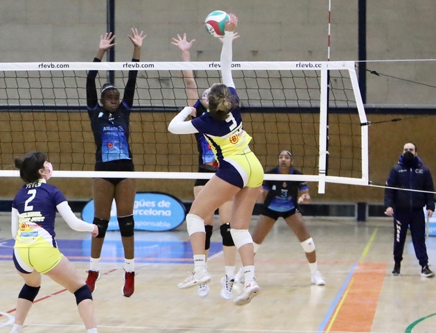 ESPORTS (VOLEIBOL, SUPERLLIGA FEMENINA 2): Jornada negra per als dos representants comarcals