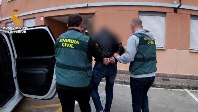 Detenen a Gavà un menor i els seus pares per estafa 