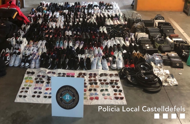 SUCCESSOS: Intervenció policial a Castelldefels contra la venda il·legal de productes falsificats