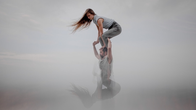 “Cossoc” és una coreografia hipnòtica plena d’imatges suggerents del que poden fer dos cossos en constant equilibri