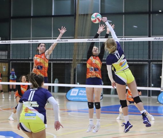 ESPORTS (VOLEIBOL, SUPERLLIGA FEMENINA 2): L’Esplugues perd i el Sant Just guanya