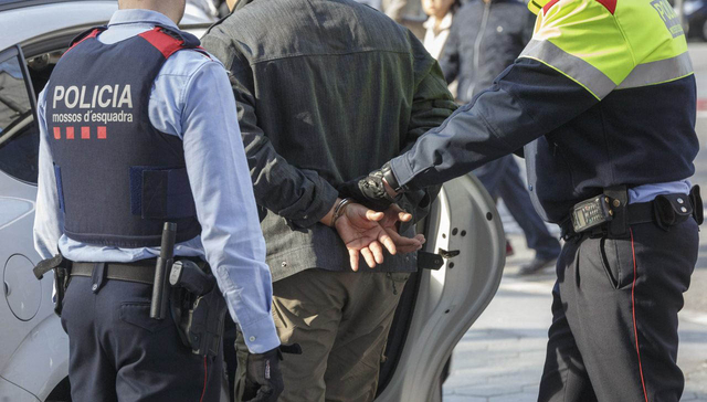 Els Mossos d'Esquadra han detingut deu persones, entre ells quatre treballadors de la presó de Brians-2, a Sant esteve Sesrovires