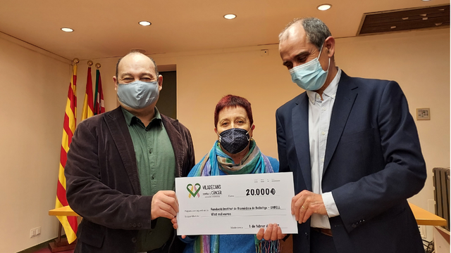 L'Associació Viladecans contra el Càncer lliura 20.000 euros a l'IDIBELL 