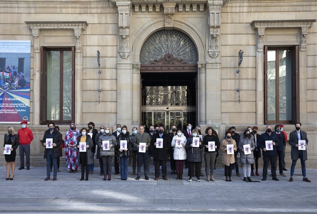 El Parlament de Navarra es concentra contra el crim de Martorell