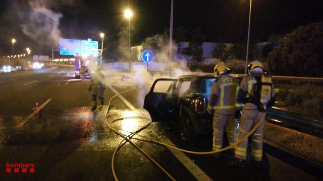  Incendi d’un vehicle a l’A-2 a Sant Andreu de la barca