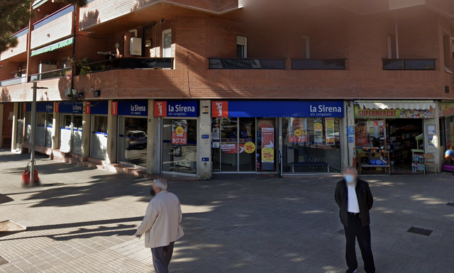 SUCCESSOS: Robatori amb violència en un comerç d’Esplugues