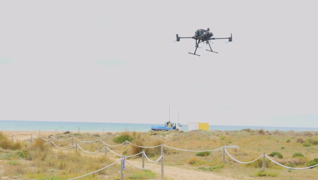 Uns 200 drons sobrevolen la platja de Castelldefels