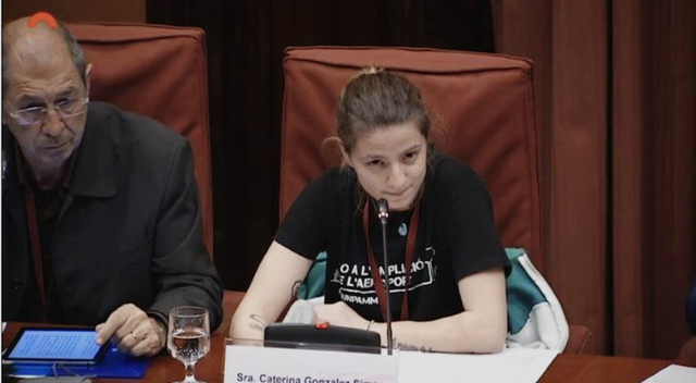 Àlex Eslava i Caterina González, del col·lectiu de la Gent del fang,en la seva intervenció aquest dimecres al Parlament de Catalunya.