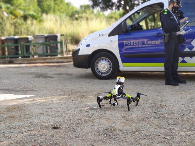 SOCIETAT: Demostració de vols simultanis a drons a la platja de Castelldefels