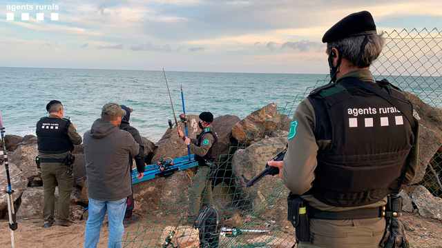 Enxampats cinc persones per pescar en una zona prohibida del Prat