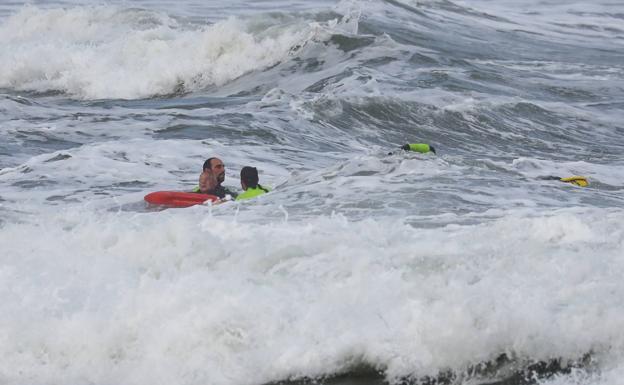  SUCCESSOS: Rescaten a la platja de Gavà un surfista que anava a la deriva 