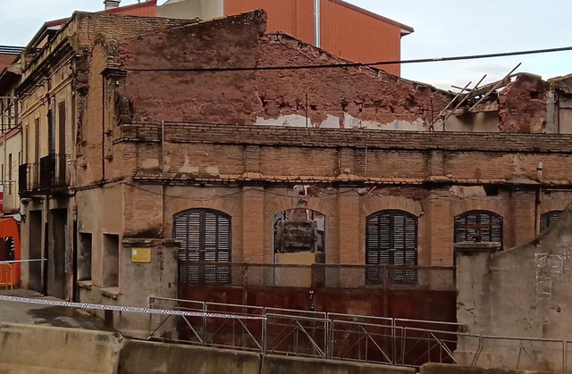 Cau part del sostre de la fàbrica de vidre a Cervelló
