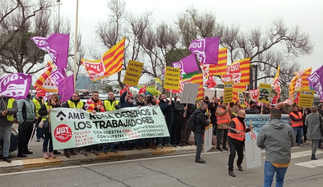 Els treballadors de bus de l’AMB denuncien les adjudicacions del servei